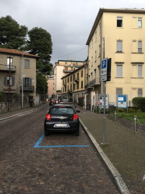 Niebieskie linie parkingowe we Włoszech